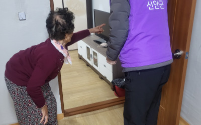 [신안군 안좌면] 동절기 취약계층 안부 확인…