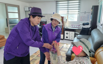자은면 복지기동대&자원봉사자회 카네이션 달아…